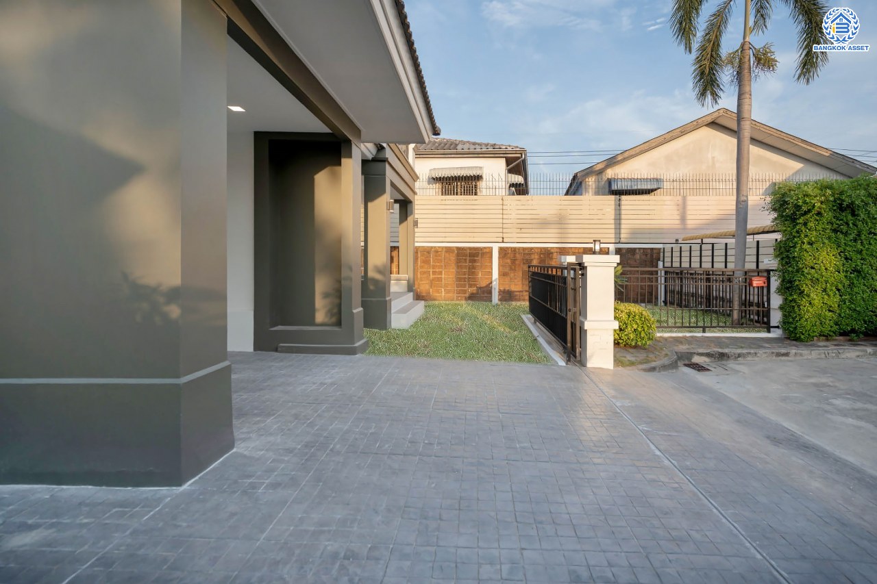 บ้านมือสองตกแต่งใหม่ แบรนด์ LH โครงการ มัณฑนา เพชรเกษม81 หลังมุม กว้างขวาง พร้อมรองรับทุกความสุข บนเนื้อที่ 69.3 ตร.ว. พื้นที่ใช้สอยกว่า 182.5 ตร.ม. พร้อมฟังก์ชัน 3 ห้องนอน 3 ห้องน้ำ จอดรถได้ 1 คัน บนทำเลเชื่อมต่อสู่ ถ.เพชรเกษม, ถ.พุทธมณฑลสาย4 ใกล้เดอะมอลล์ บางแค และม.มหิดล